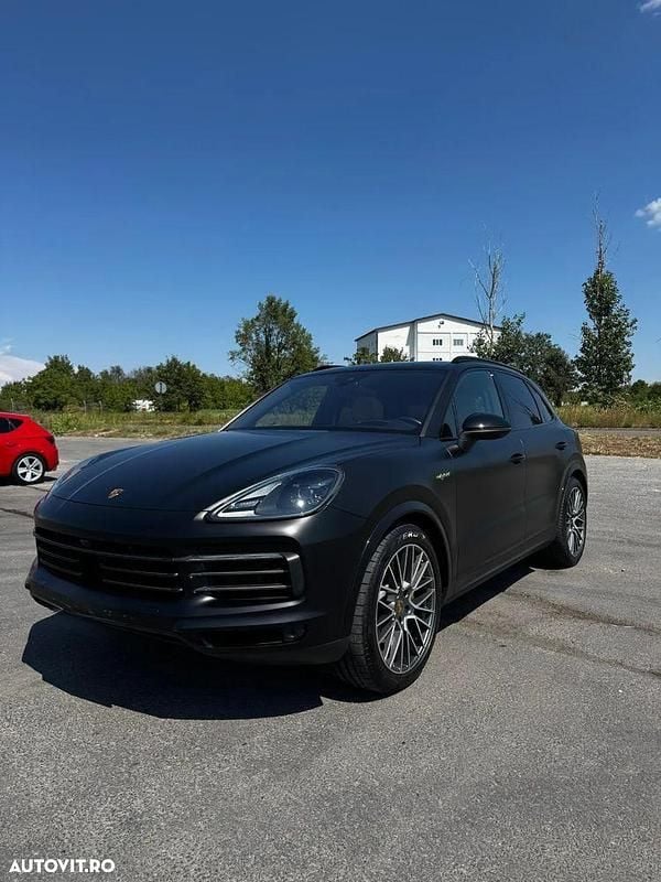 Culoarenegru Utilizat 2022 Porsche Cayenne SUV | 73.000 EUR (Preț bun) - Imagine 1/4