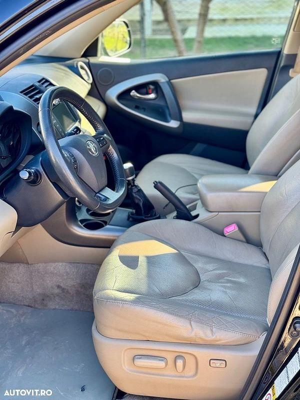 Second-hand Toyota RAV4 Luxury 177 CP (130 kW) 2011 Culoarenegru SUV