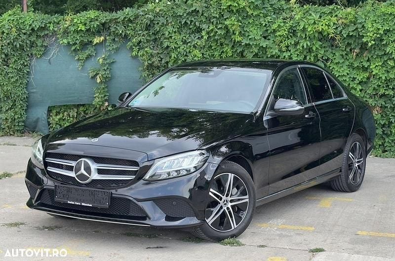 Negru Utilizat 2021 Mercedes C300 AMG line Berlinǎ | 23.999 EUR (Preț bun) - Imagine 1/4