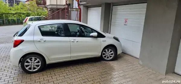 Alb Utilizat 2015 Toyota Yaris Hybrid Hatchback | 10.000 EUR - Imagine 1/4