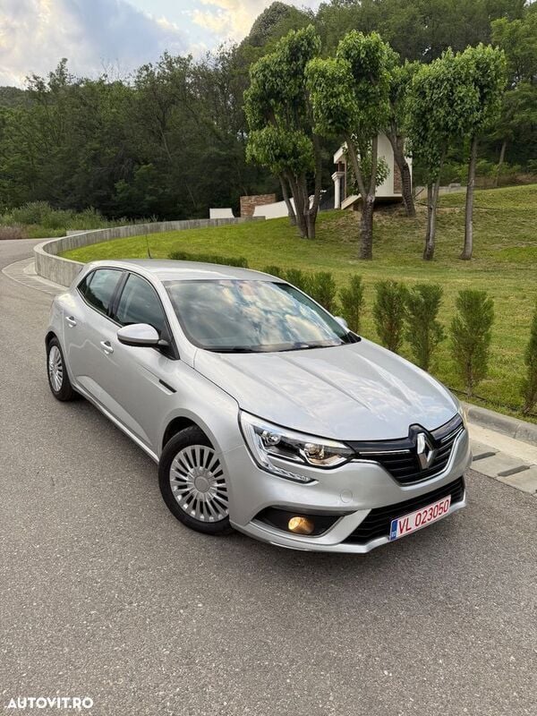 Argint Utilizat 2018 Renault Mégane IV Intens Berlinǎ | 9.300 EUR (Preț OK) - Imagine 1/4