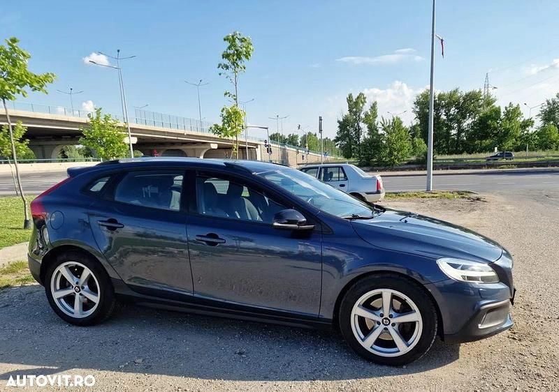 Culoarealbastru Utilizat 2017 Volvo V40 Momentum Break | 10.150 EUR (Preț OK) - Imagine 1/4
