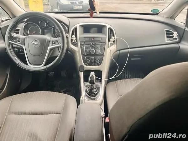 Second-hand Opel Astra 140 CP (102 kW) 2011 Alb Hatchback