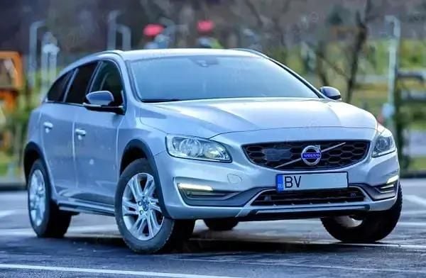 Gri Utilizat 2018 Volvo V60 CC Break | 15.700 EUR - Imagine 1/4