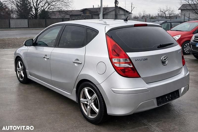 Second-hand Hyundai i30 Edition+ 109 CP (80 kW) 2012 Culoareargint Hatchback