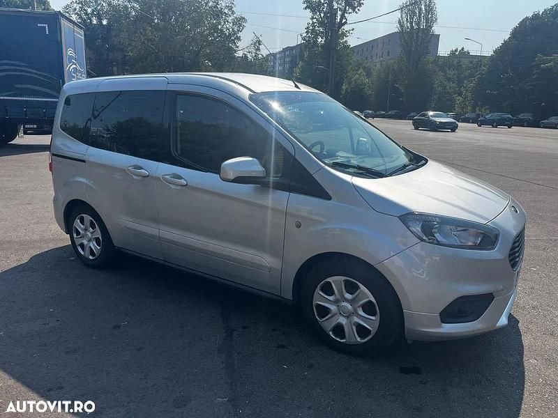 Culoareargint Utilizat 2018 Ford Tourneo Courier Trend Monovolum | 7.900 EUR (Puțin scump) - Imagine 1/4