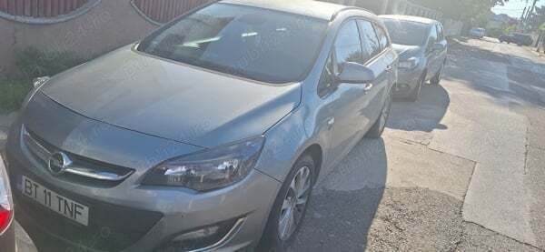Gri Utilizat 2013 Opel Astra Hatchback | 3.900 EUR (Preț bun) - Imagine 1/4