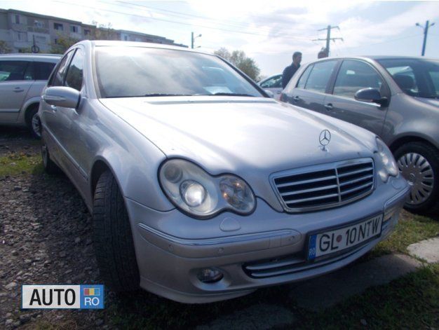 Argintiu Utilizat 2004 Mercedes C220 Avantgarde Berlinǎ | 4.150 EUR (Puțin scump) - Imagine 1/4