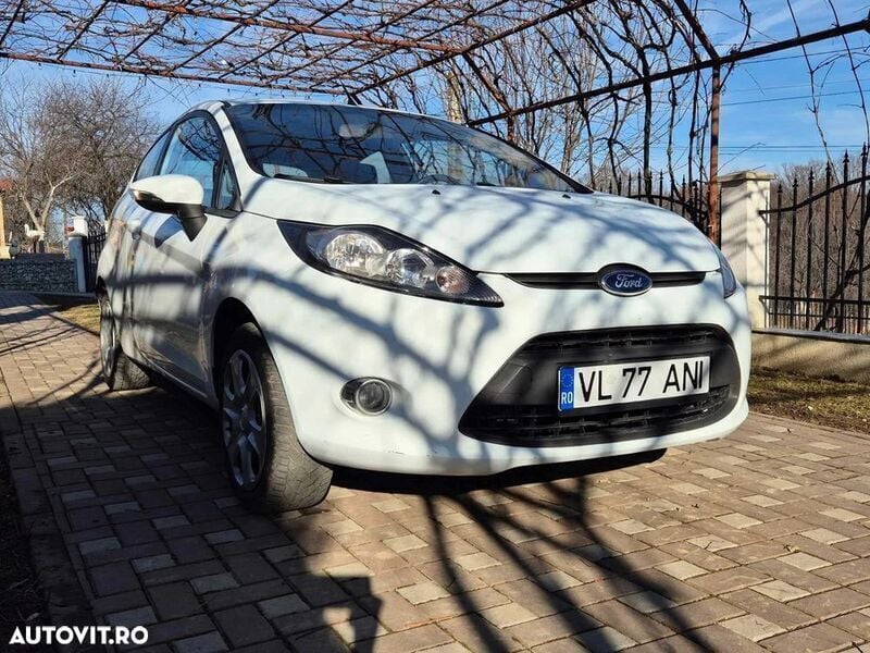Alb Utilizat 2012 Ford Fiesta Titanium Hatchback | 3.300 EUR (Preț bun) - Imagine 1/4
