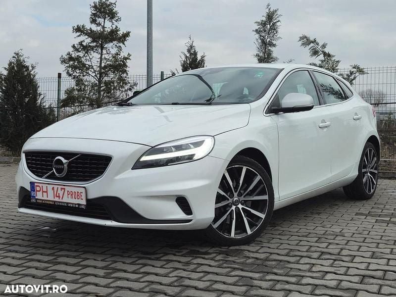 Second-hand Volvo V40 R-Design 150 CP (110 kW) 2018 Culoarealb Hatchback