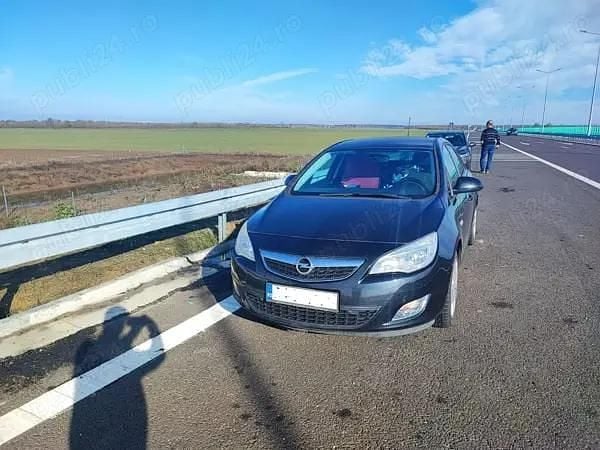 Second-hand Opel Astra 120 CP (88 kW) 2011 Verde Hatchback