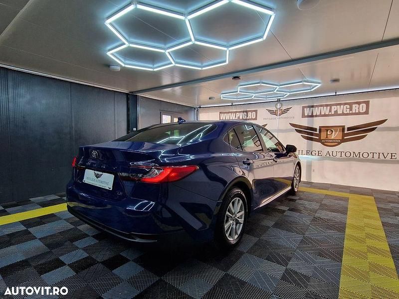 Second-hand Toyota Camry 218 CP (160 kW) 2025 Culoarealbastru Berlinǎ