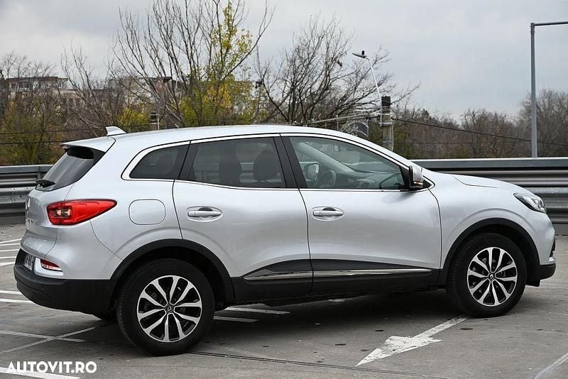 Second-hand Renault Kadjar Zen 140 CP (102 kW) 2022 Culoareargint SUV