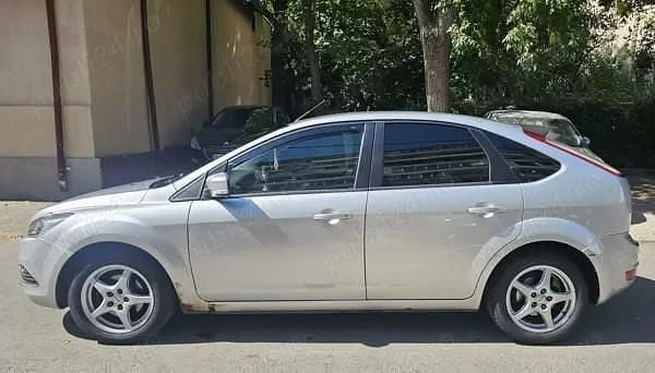 Gri Utilizat 2011 Ford Focus Hatchback | 2.450 EUR (Super Preț) - Imagine 1/4