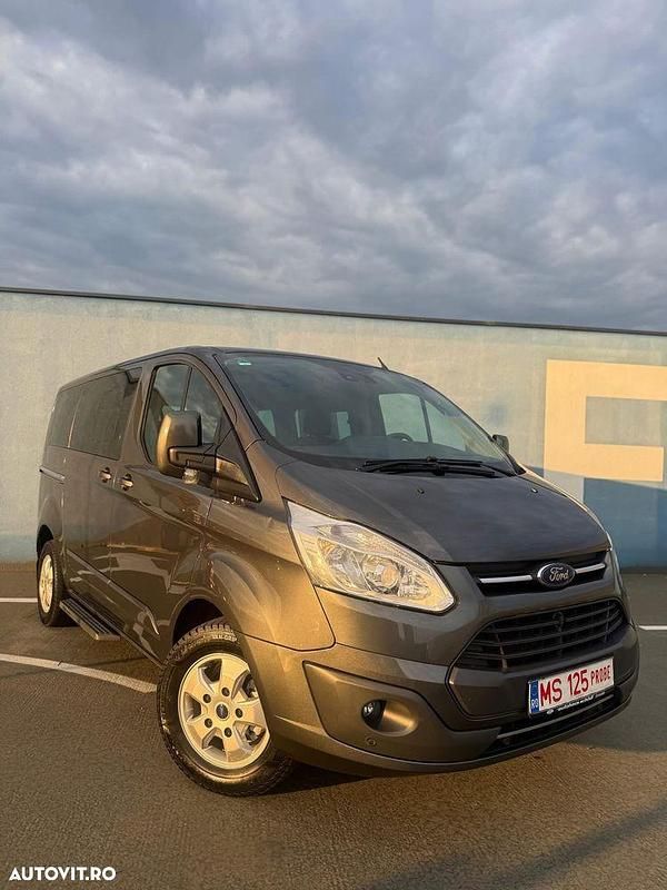 Second-hand Ford Tourneo Titanium 130 CP (95 kW) 2017 Culoareargint Van