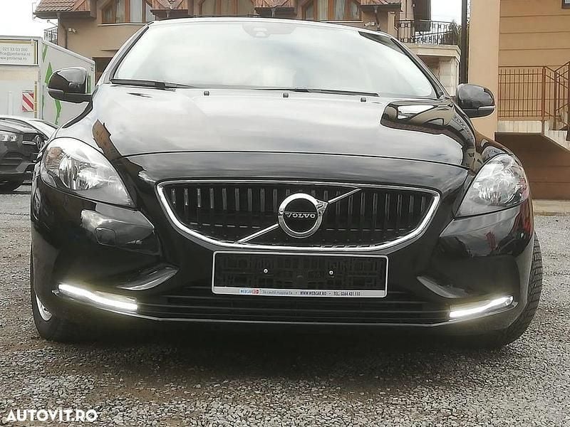 Culoarenegru Second-hand 2018 Volvo V40 Kinetic Hatchback | 15.450 EUR - Imagine 1/4