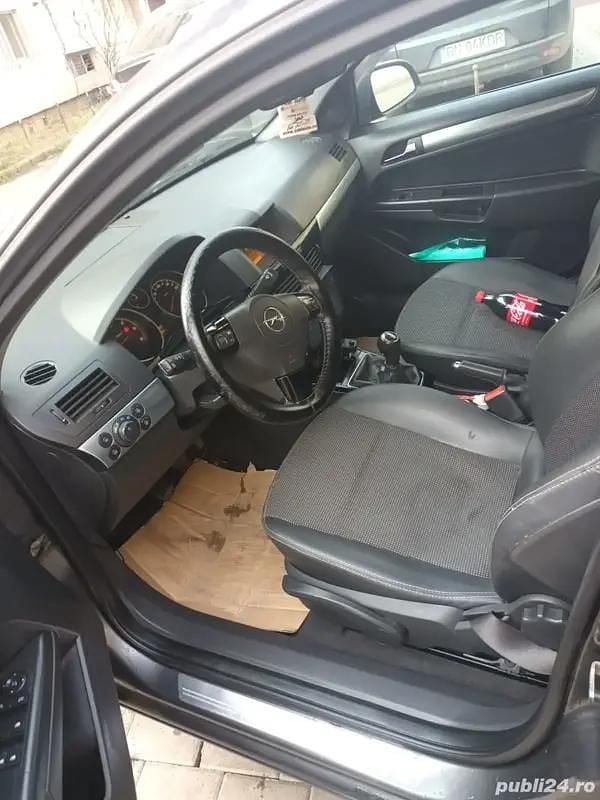 Gri Utilizat 2010 Opel Astra Hatchback | 222 EUR - Imagine 1/4