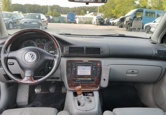 Second-hand VW Passat Highline 131 CP (96 kW) 2002 Gri Break