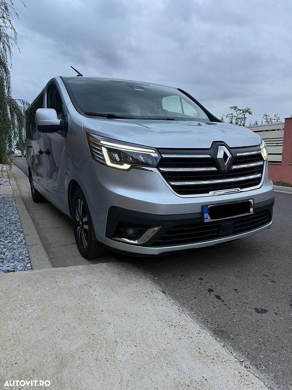 Culoaregri Second-hand 2023 Renault Trafic Zen Monovolum | 31.900 EUR (Scump) - Imagine 1/4