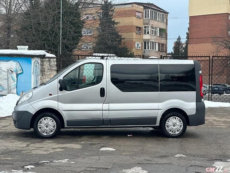 Second-hand Opel Vivaro 114 CP (83 kW) 2010 Argintiu Monovolum