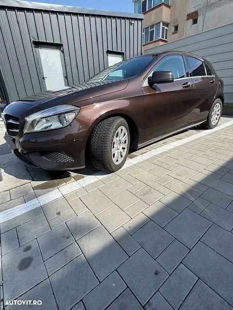 Second-hand Mercedes A200 136 CP (100 kW) 2015 Culoaremaro Hatchback