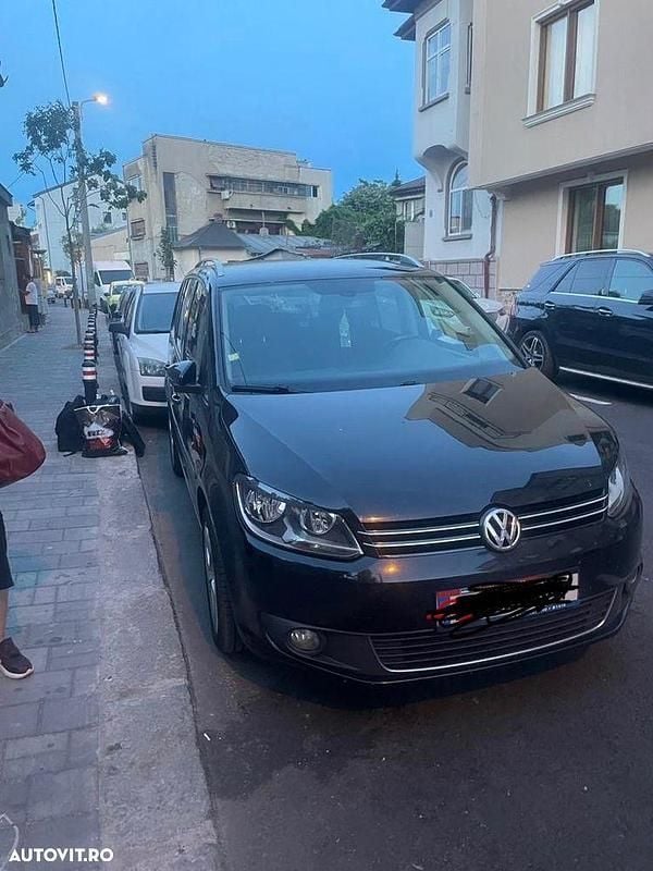 Culoarenegru Utilizat 2015 VW Touran Trendline Monovolum | 6.900 EUR (Super Preț) - Imagine 1/1