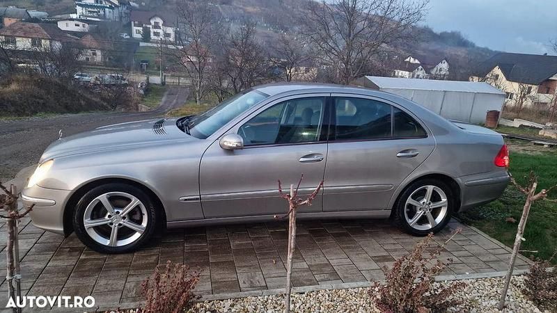 Second-hand Mercedes E200 Elegance 122 CP (89 kW) 2003 Culoarebej Berlinǎ