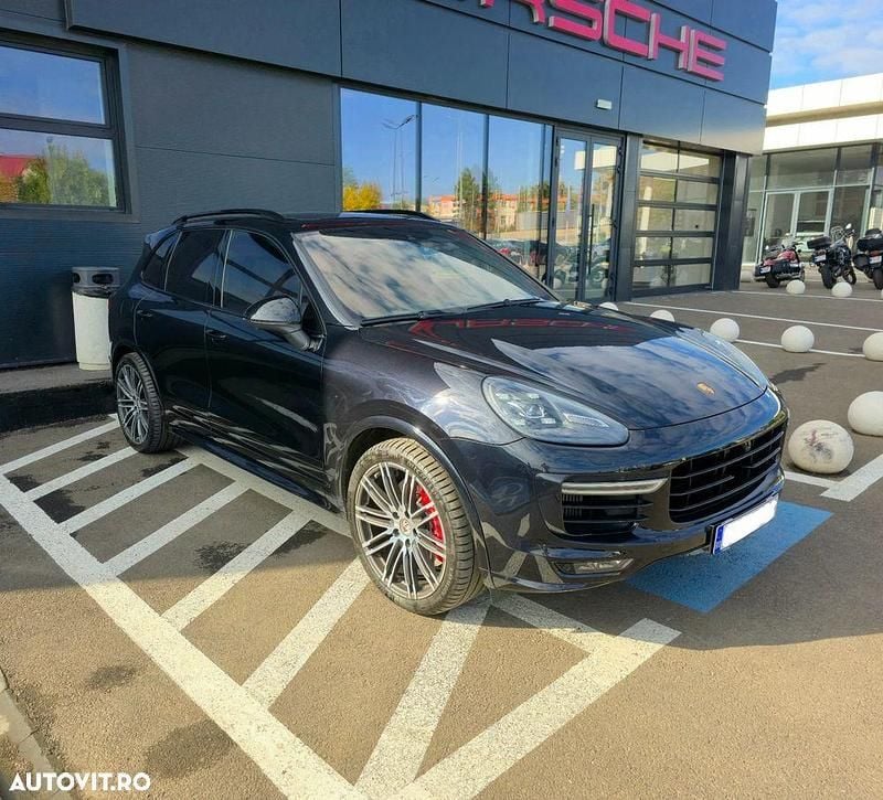 Culoarenegru Utilizat 2017 Porsche Cayenne SUV | 36.900 EUR (Preț bun) - Imagine 1/4