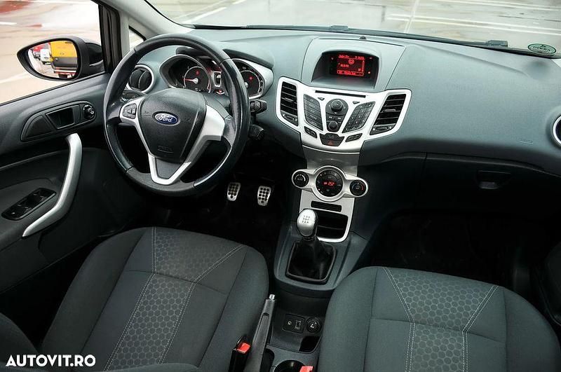 Second-hand Ford Fiesta 90 CP (66 kW) 2010 Culoarenegru Hatchback