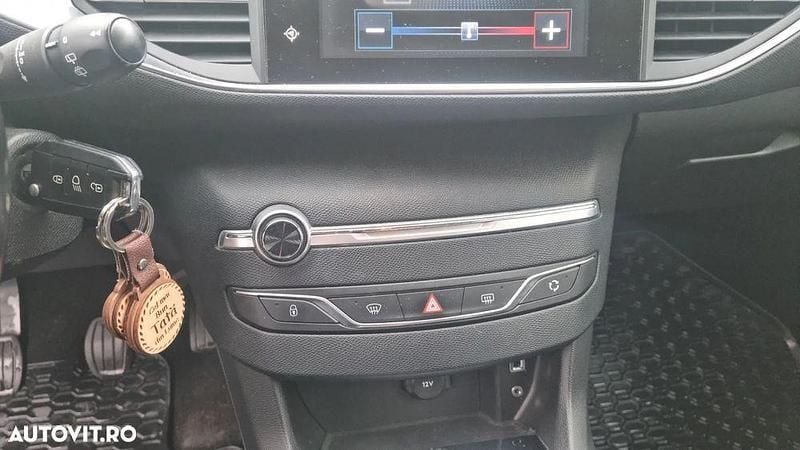 Second-hand Peugeot 308 Active 120 CP (88 kW) 2015 Culoarenegru Hatchback