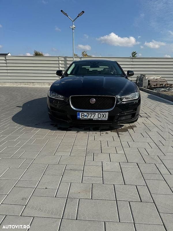 Culoarenegru Utilizat 2015 Jaguar XE Berlinǎ | 12.500 EUR (Preț bun) - Imagine 1/4