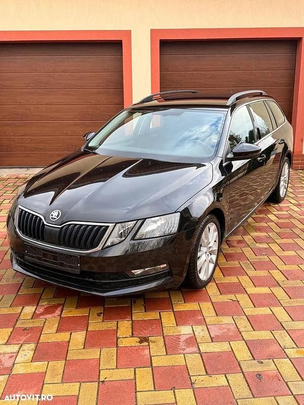 Culoarenegru Utilizat 2019 Skoda Octavia Hatchback | 10.950 EUR (Preț bun) - Imagine 1/4