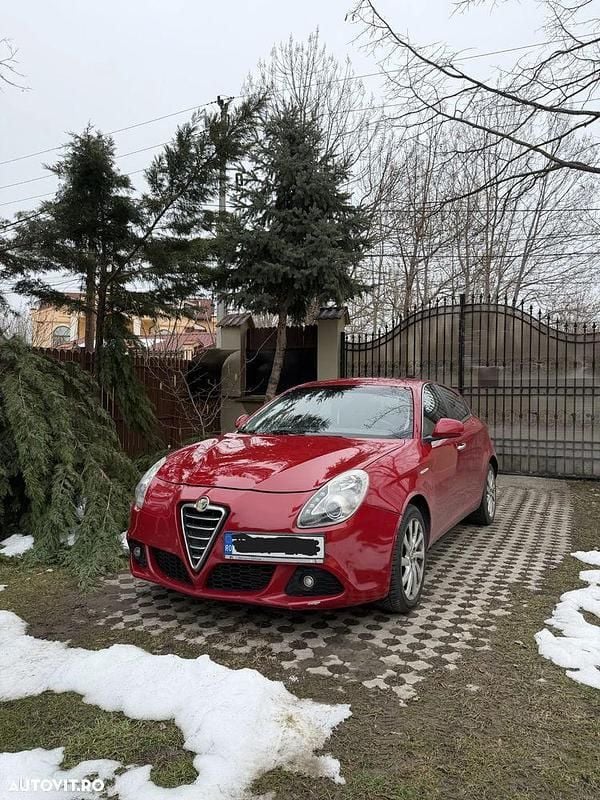 Second-hand Alfa Romeo Giulietta 170 CP (125 kW) 2011 Culoarerosu Hatchback