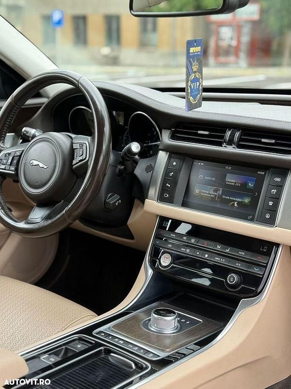 Galbeuriu Utilizat 2016 Jaguar XF Pure Berlinǎ | 14.999 EUR (Preț OK) - Imagine 1/4