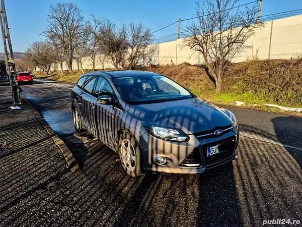 Gri Utilizat 2011 Ford Focus Hatchback | 5.000 EUR (Puțin scump) - Imagine 1/4