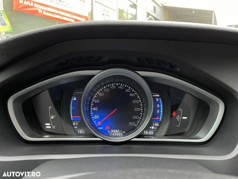 Second-hand Volvo V40 120 CP (88 kW) 2015 Culoarenegru Hatchback