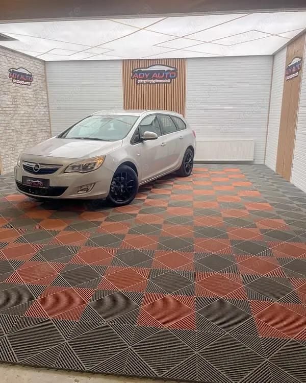 Second-hand Opel Astra drive 110 CP (80 kW) 2011 Argintiu Break