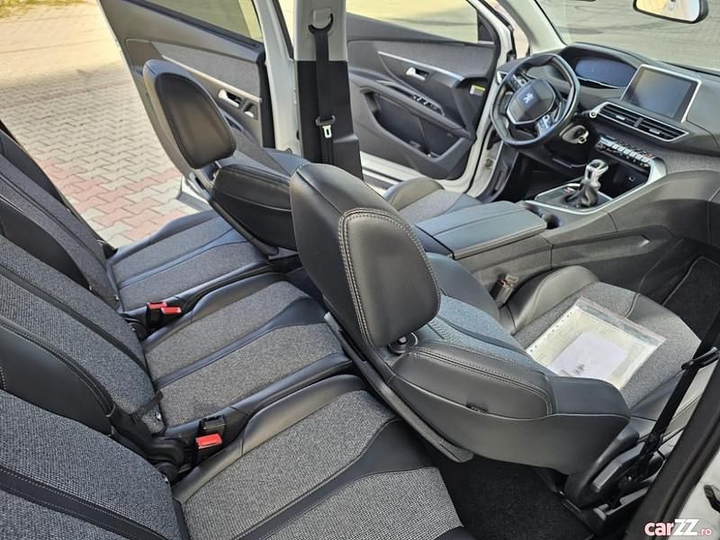 Second-hand Peugeot 5008 Allure 130 CP (95 kW) 2018 Culoarealb SUV