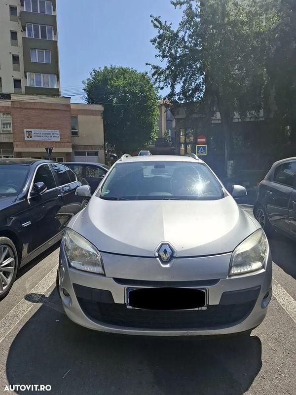 Culoareargint Utilizat 2010 Renault Mégane GrandTour Authentique Break | 2.700 EUR (Preț bun) - Imagine 1/4
