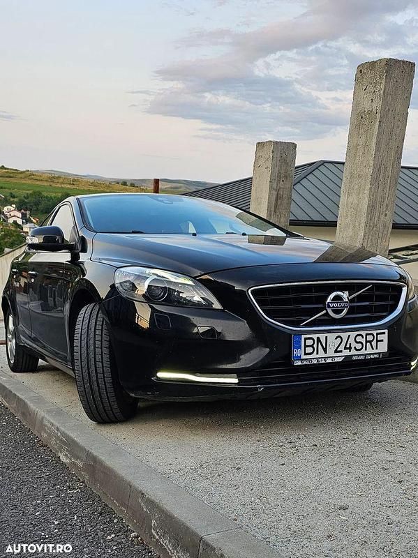 Culoarenegru Utilizat 2014 Volvo V40 Standard Break | 7.999 EUR (Preț OK) - Imagine 1/4