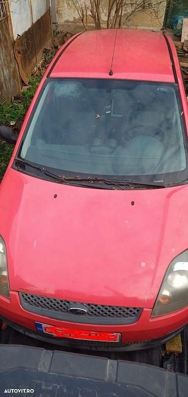 Second-hand Ford Fiesta Ghia 68 CP (50 kW) 2006 Culoarerosu Hatchback