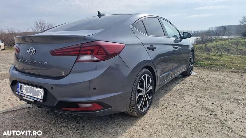 Second-hand Hyundai Elantra Classic 128 CP (94 kW) 2019 Culoaregri Berlinǎ