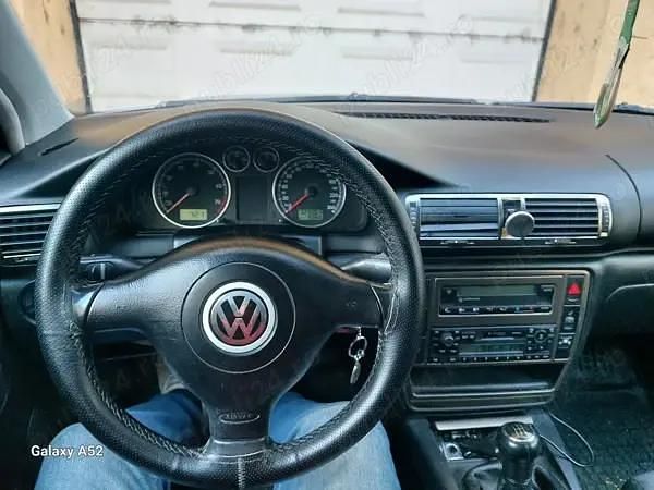 Second-hand VW Passat 102 CP (75 kW) 2001 Gri Berlinǎ