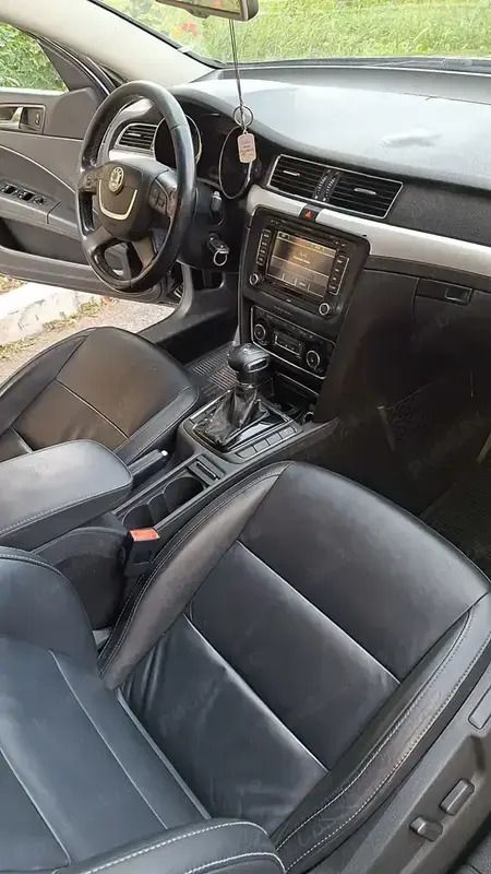 Negru Utilizat 2011 Skoda Superb Berlinǎ | 5.000 EUR (Preț OK) - Imagine 1/4