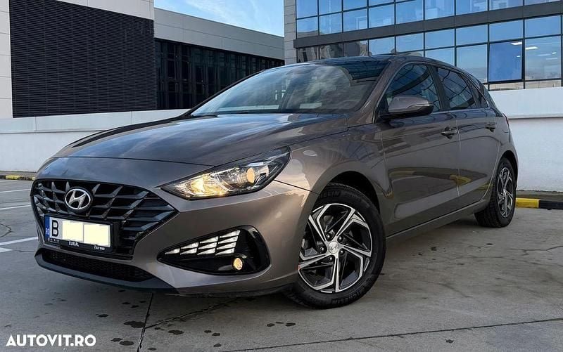 Second-hand Hyundai i30 110 CP (80 kW) 2022 Culoaremaro Hatchback