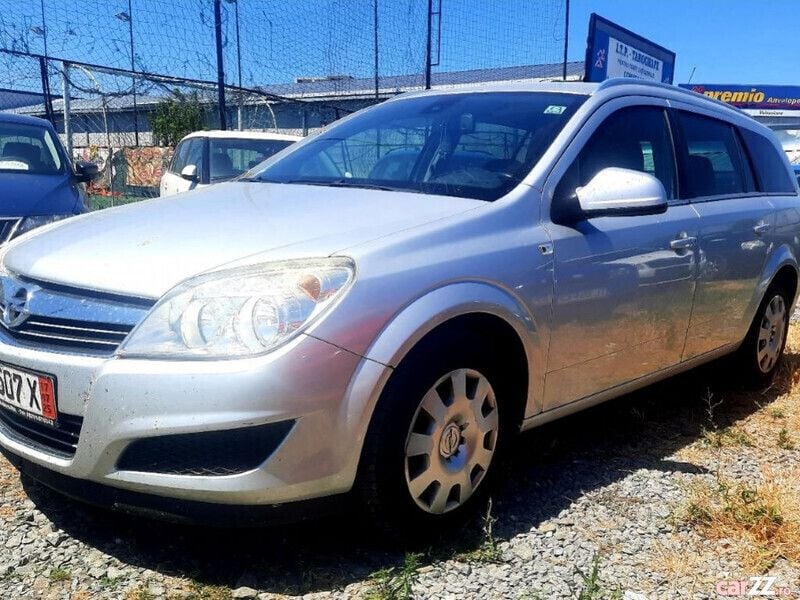 Argintiu Utilizat 2010 Opel Astra Break | 1.990 EUR (Preț bun) - Imagine 1/4