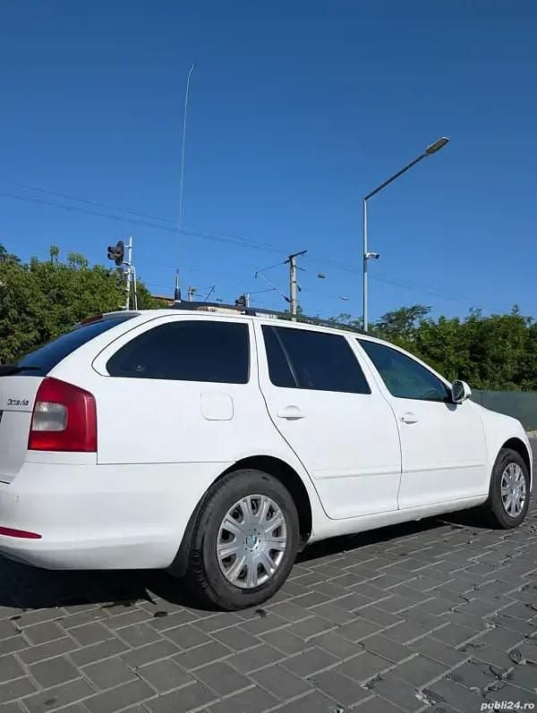 Alb Utilizat 2009 Skoda Octavia Break | 3.690 EUR (Preț OK) - Imagine 1/4