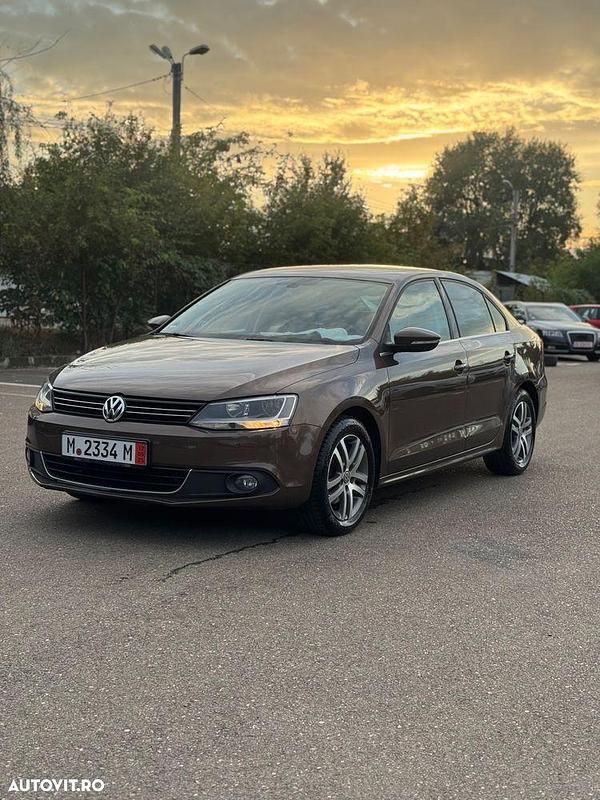 Culoaremaro Utilizat 2012 VW Jetta Highline Berlinǎ | 6.450 EUR (Puțin scump) - Imagine 1/4