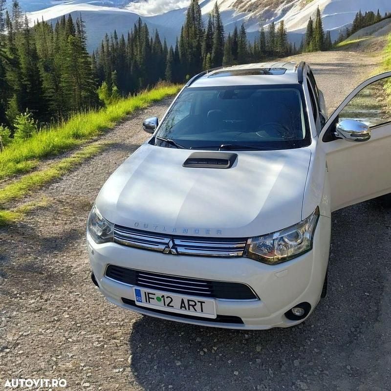 Culoarealb Utilizat 2014 Mitsubishi Outlander SUV | 9.200 EUR - Imagine 1/4