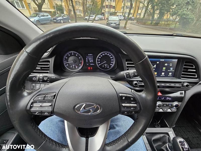 Second-hand Hyundai Elantra 128 CP (94 kW) 2020 Culoarerosu Berlinǎ